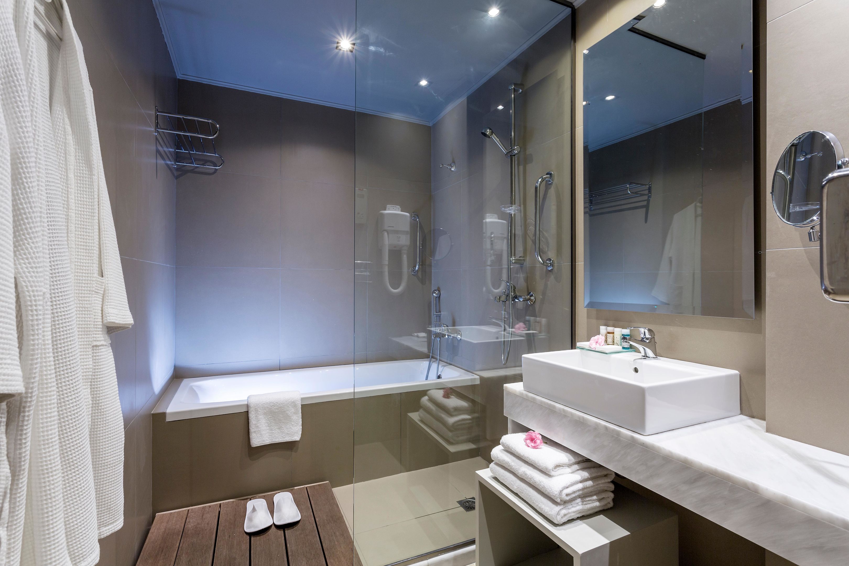 Badezimmer (gezeigte Zimmerbilder sind Wohnbeispiele)