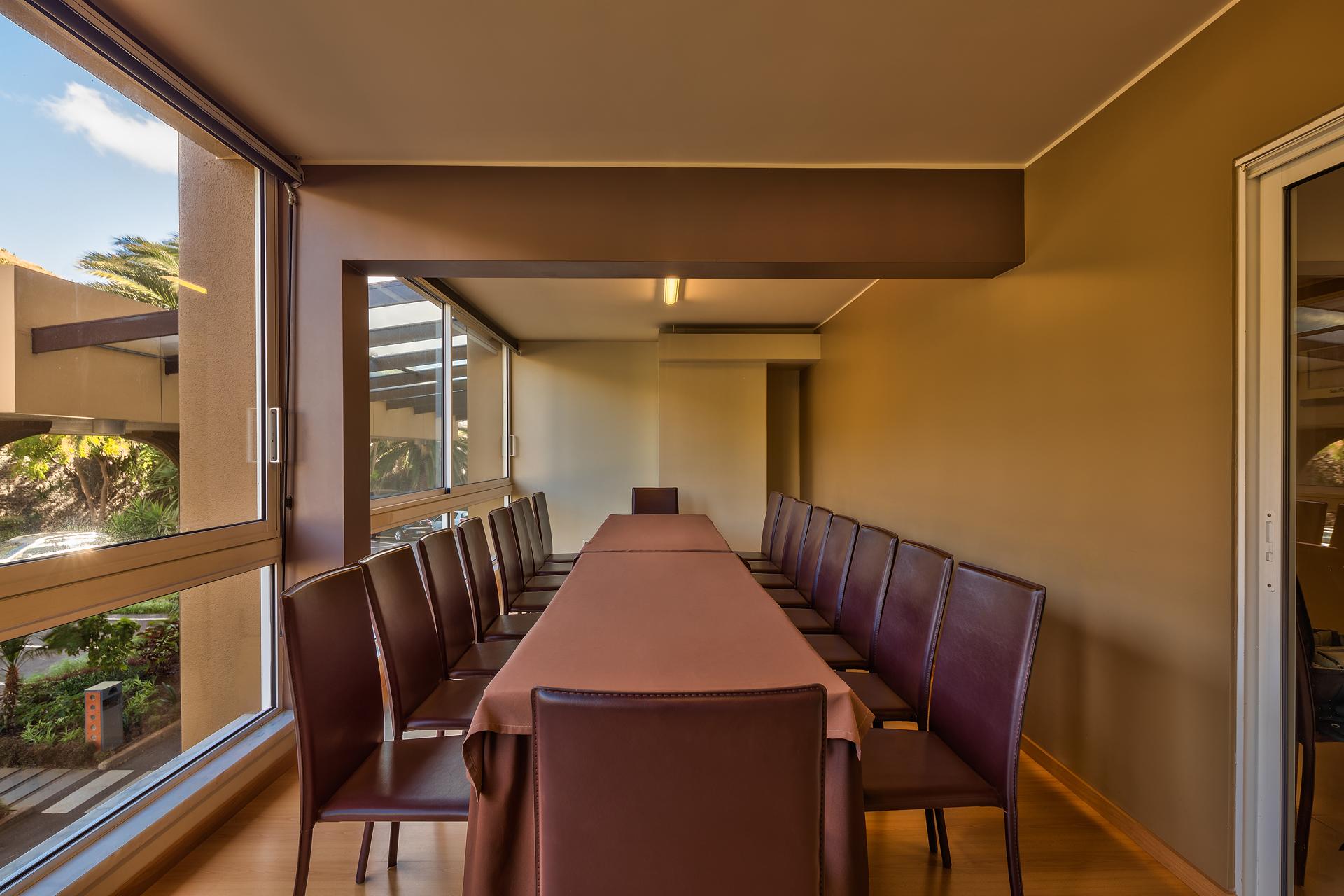 Konferenzraum (gezeigte Zimmerbilder sind Wohnbeispiele)